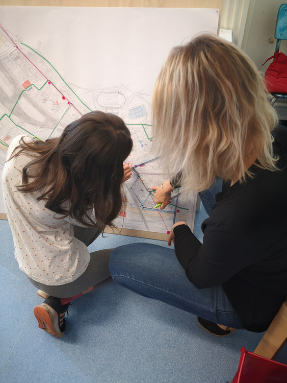 Les élèves du Défi Mobilité à Charenton cartographient leur  ... Image 1
